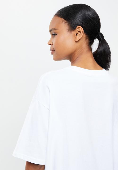 New Balance  - Nb athletics village stacked tee - white