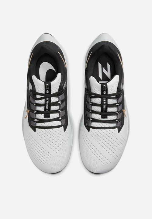 Nike - Air Zoom Pegasus 38 - photon dust/mtlc gold coin-lt smoke grey