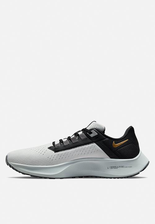 Nike - Air Zoom Pegasus 38 - photon dust/mtlc gold coin-lt smoke grey