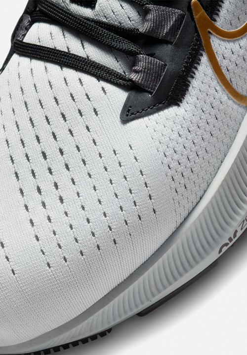 Nike - Air Zoom Pegasus 38 - photon dust/mtlc gold coin-lt smoke grey