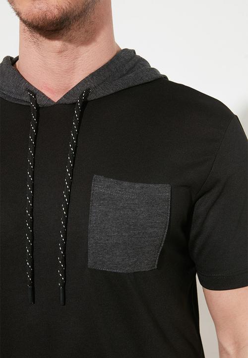 Trendyol - Contrast pocket hooded short sleeve tee - black