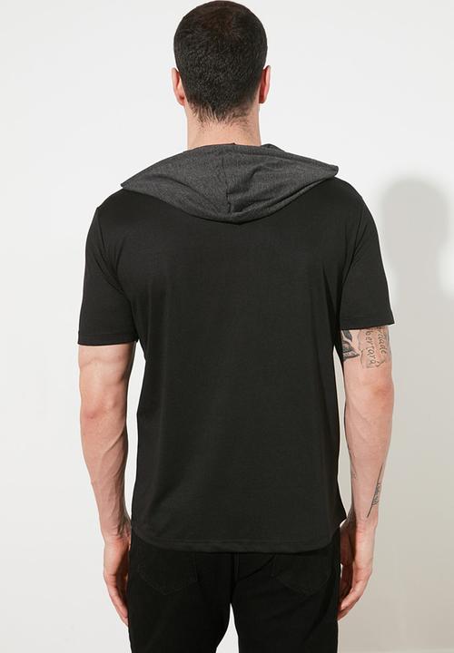 Trendyol - Contrast pocket hooded short sleeve tee - black