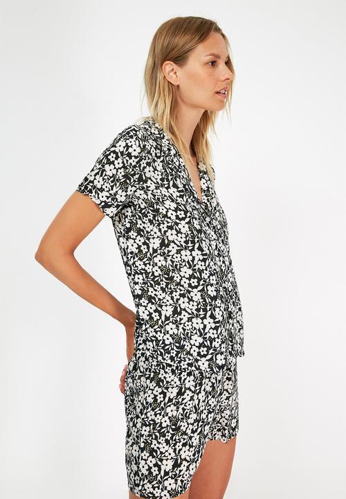 Trendyol - Printed woven pajamas set - black & white 