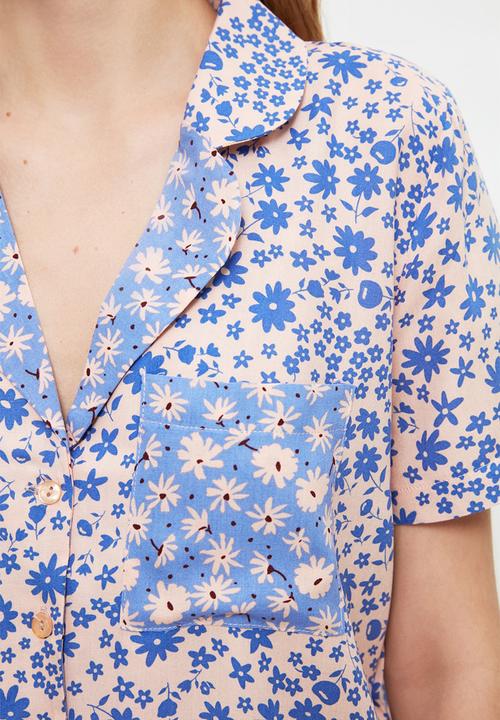Trendyol - Floral patterned pajamas set - blue & white 