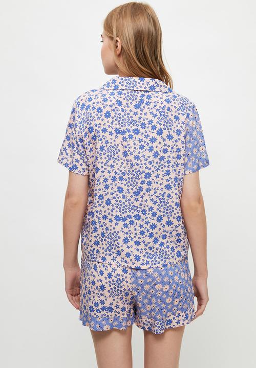 Trendyol - Floral patterned pajamas set - blue & white 
