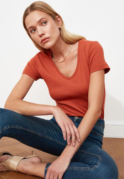 Trendyol - 100% cotton v-neck basic knitted t-shirt - brick