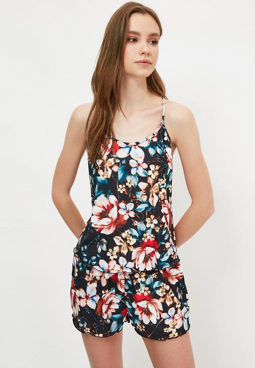 Trendyol - Floral patterned pajamas set - black