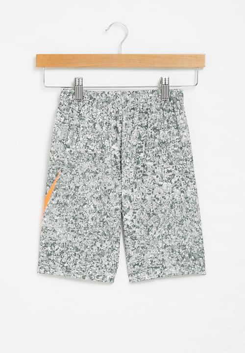 Nike - Nkb digi camo aop drifit short - grey 