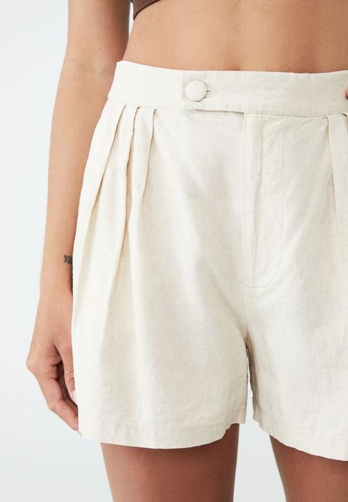Cotton On - Petite sunset pleat short - natural 