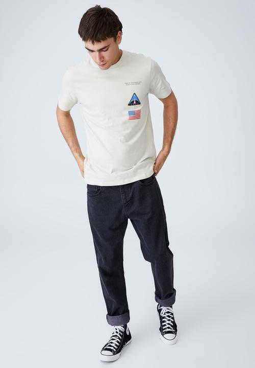 Cotton On - Tbar collab pop culture t-shirt - lcn nas ivory