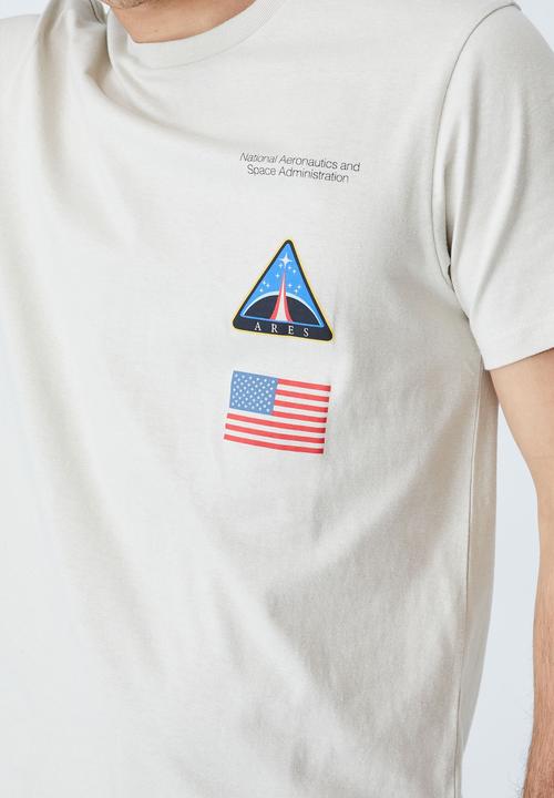 Cotton On - Tbar collab pop culture t-shirt - lcn nas ivory