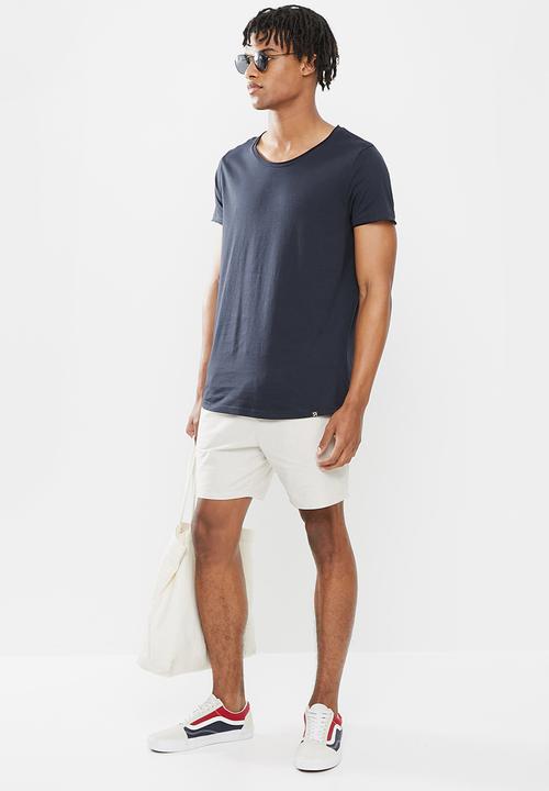 STYLE REPUBLIC - Raw edge curved hem scoop neck tee - navy