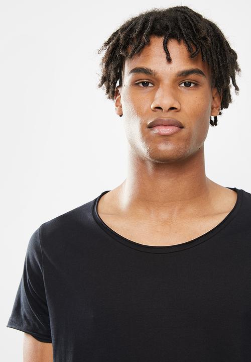 STYLE REPUBLIC - Raw edge curved hem scoop neck tee - black