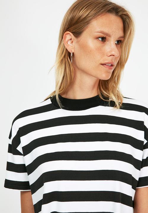 Trendyol - Striped crop knitted T-shirt - black & white 