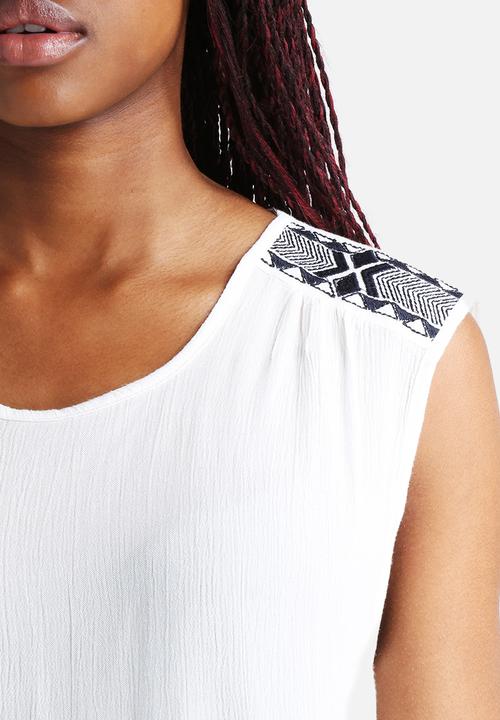 Vero Moda - Serina Embroidery Top