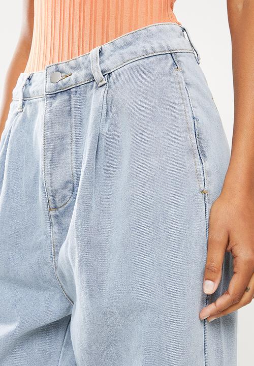 Missguided - Highwaisted pleat front slouch jean - light blue