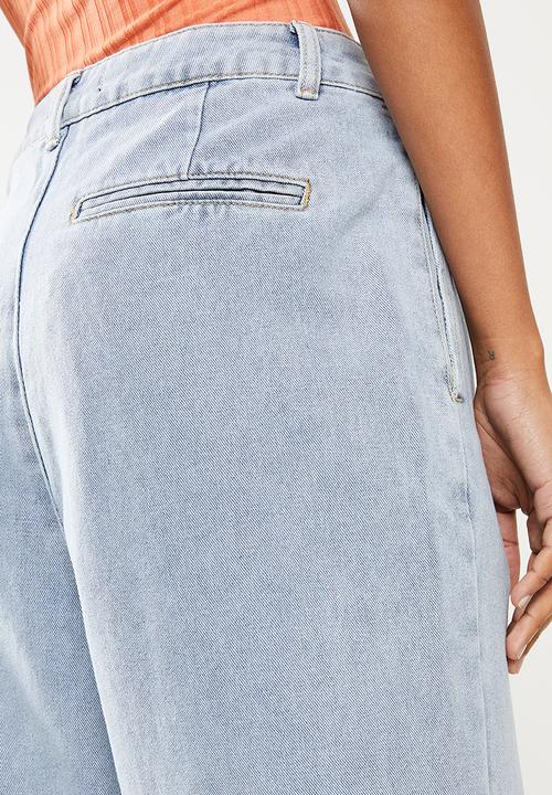 Missguided - Highwaisted pleat front slouch jean - light blue