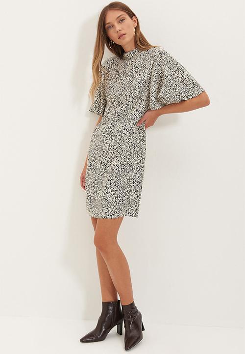 Trendyol - Flutter sleeve dress - stone & black 