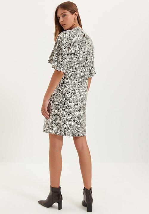 Trendyol - Flutter sleeve dress - stone & black 