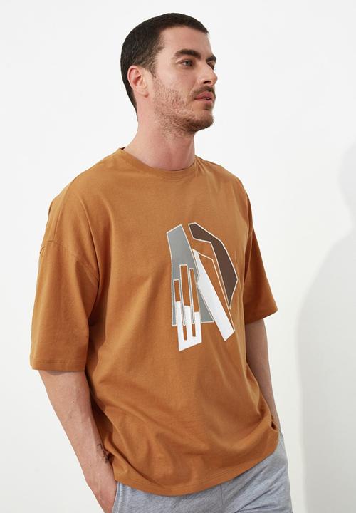 Trendyol - Graphic print short sleeve tee - camel