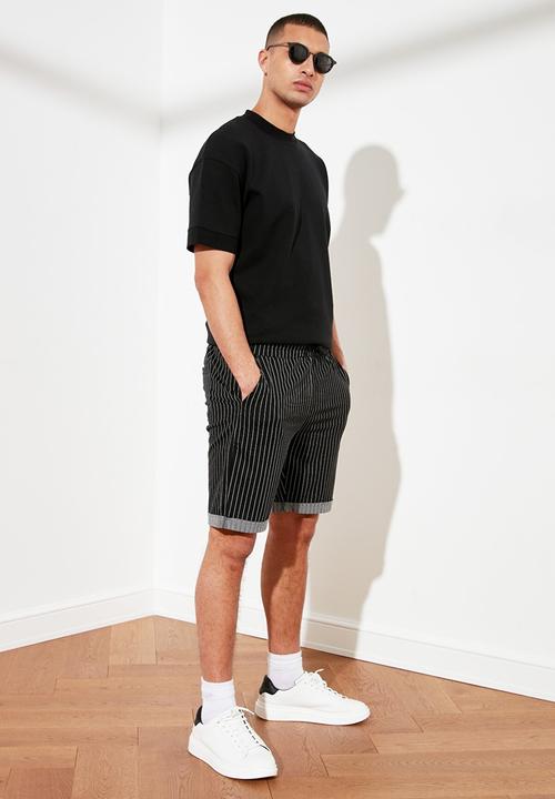 Trendyol - Pinstripe rolled up shorts - black & white 