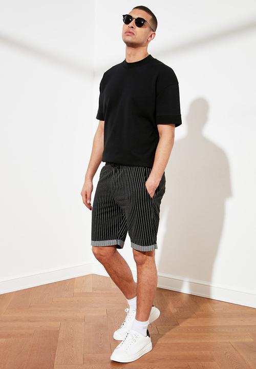 Trendyol - Pinstripe rolled up shorts - black & white 
