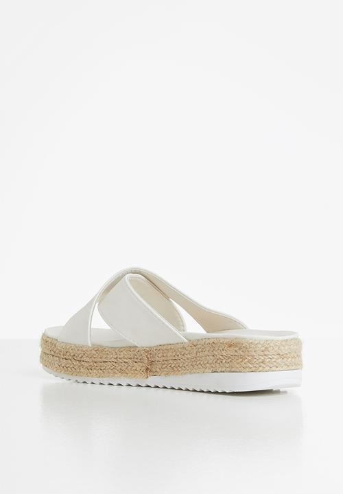 Seduction - Criss-cross flatform sandal - white