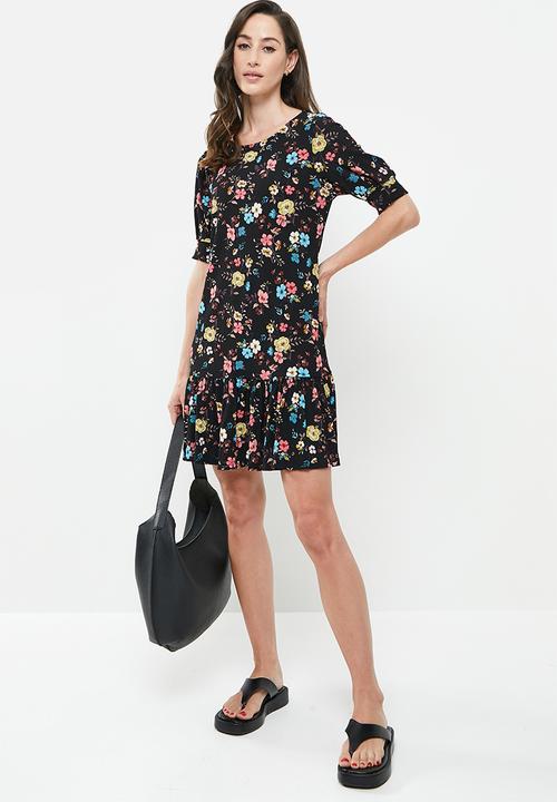 Jacqueline de Yong - Gitte svan 2/4 dress - black multicolor flower