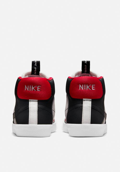 Nike - Nike blazer mid '77 se d - summit white/black-university red