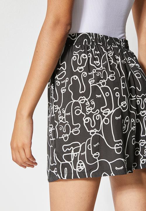 Superbalist - Printed pull on shorts - black & white