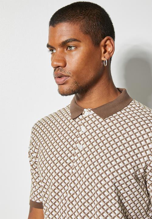 Superbalist - Luka slim all over print golfer - brown & white