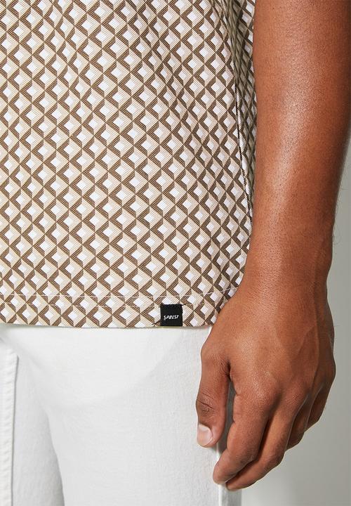 Superbalist - Luka slim all over print golfer - brown & white