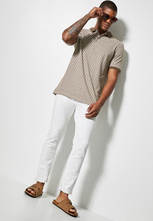 Superbalist - Luka slim all over print golfer - brown & white