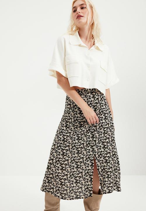 Trendyol - Floral patterned slit detailed skirt - black