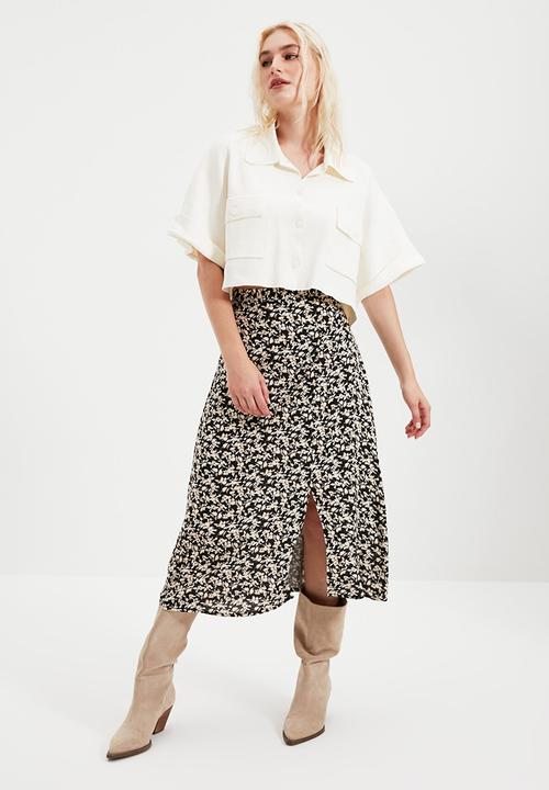 Trendyol - Floral patterned slit detailed skirt - black