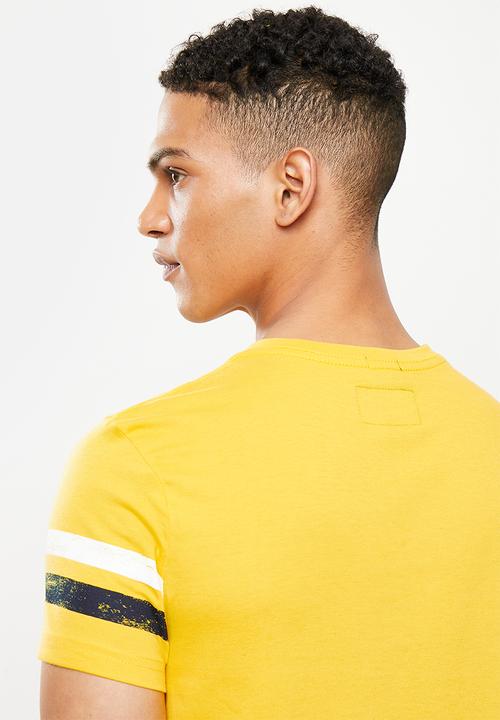 Aca Joe - Distressed flat print stripe sleeve tee - yellow