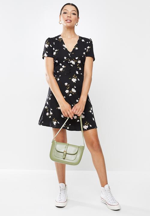 Missguided - Short sleeve ditsy half button tea dress - black