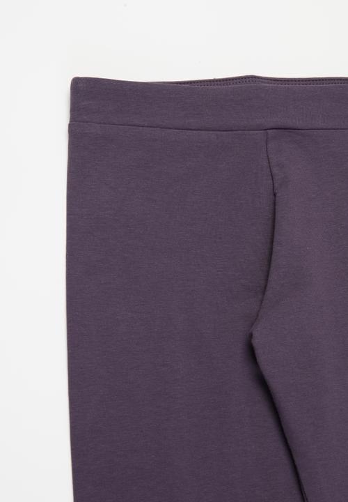 PUMA - Ess+ logo leggings g - sweet grape-gold
