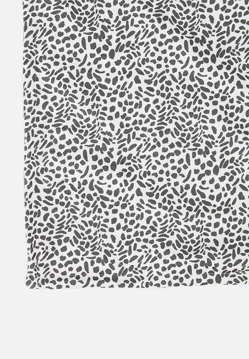 Sixth Floor - Print foldable picnic mat - black & white