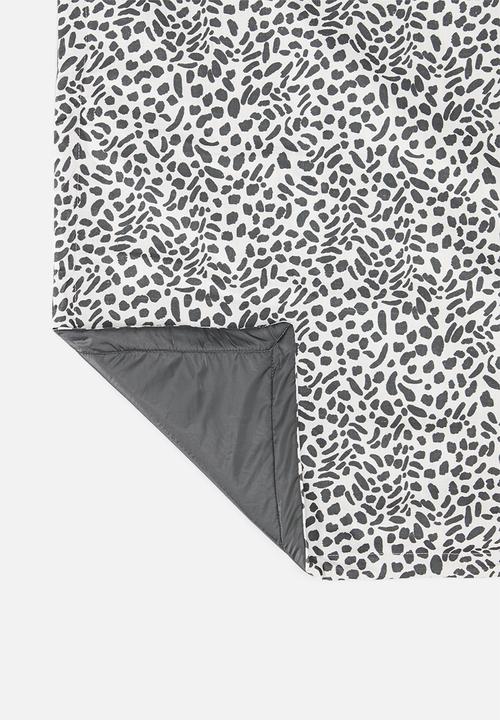Sixth Floor - Print foldable picnic mat - black & white