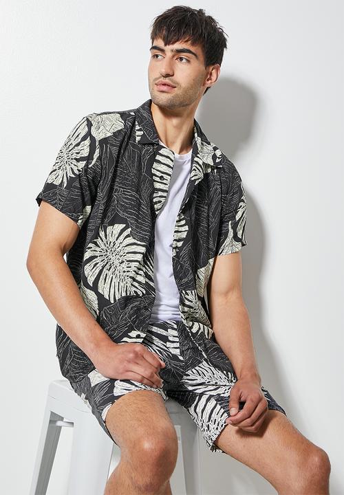 Superbalist - Regular fit pattern restort shirt - black palm & cream