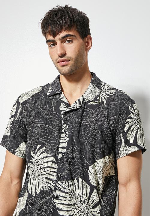 Superbalist - Regular fit pattern restort shirt - black palm & cream