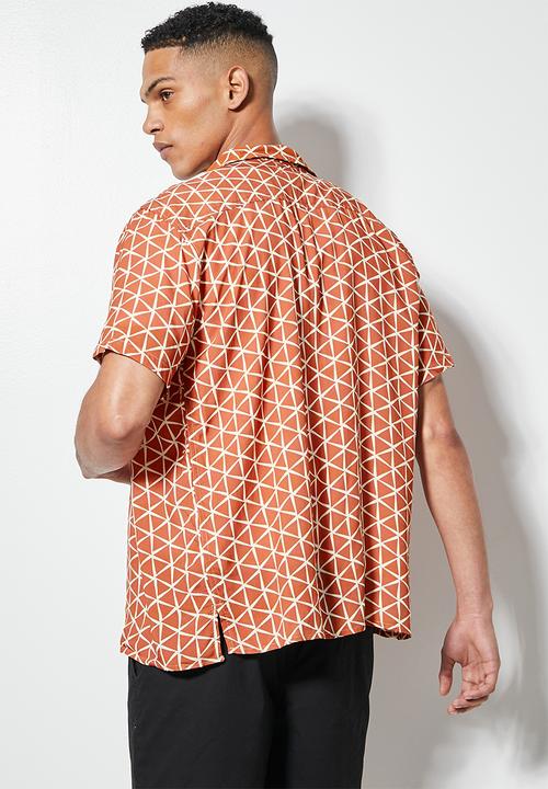 Superbalist - Regular fit viscose pattern resort short sleeve shirt - orange