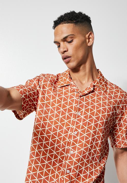Superbalist - Regular fit viscose pattern resort short sleeve shirt - orange