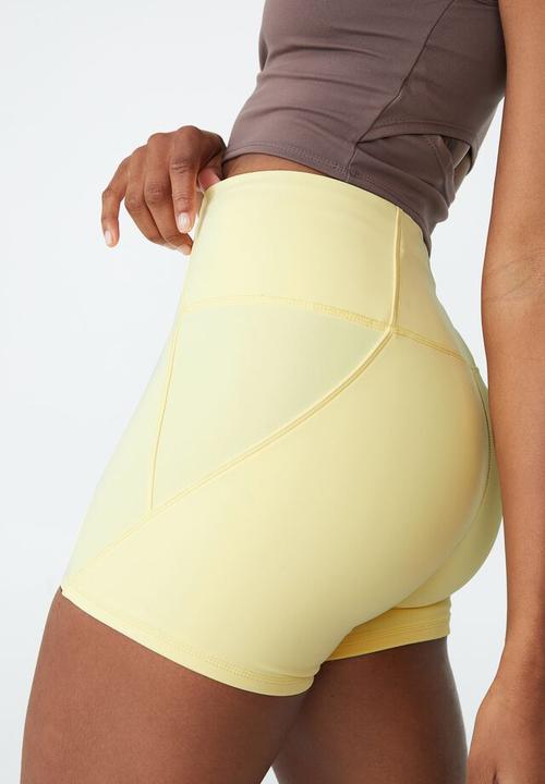 Cotton On - Smoothing shortie short - butter popcorn