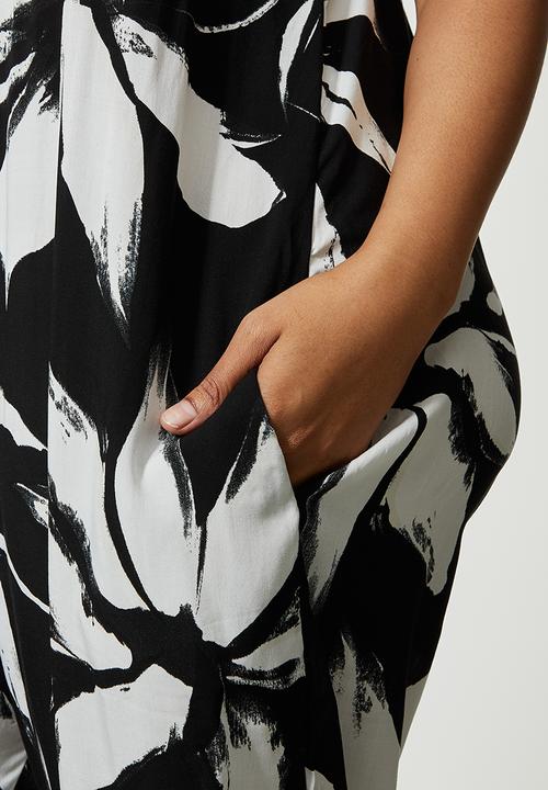 Superbalist - Easy fitting jumpsuit - black ground white flower