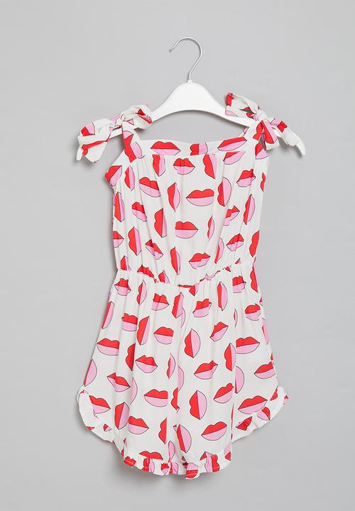 Me&B - Strappy shortall with frill detail - lips print