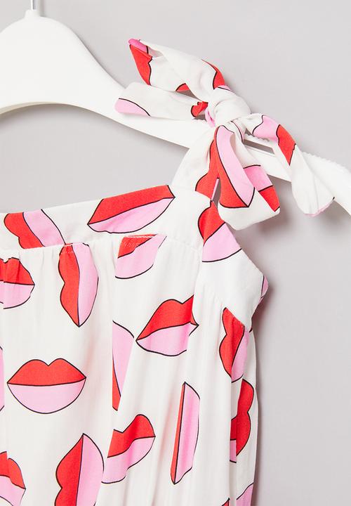Me&B - Strappy shortall with frill detail - lips print