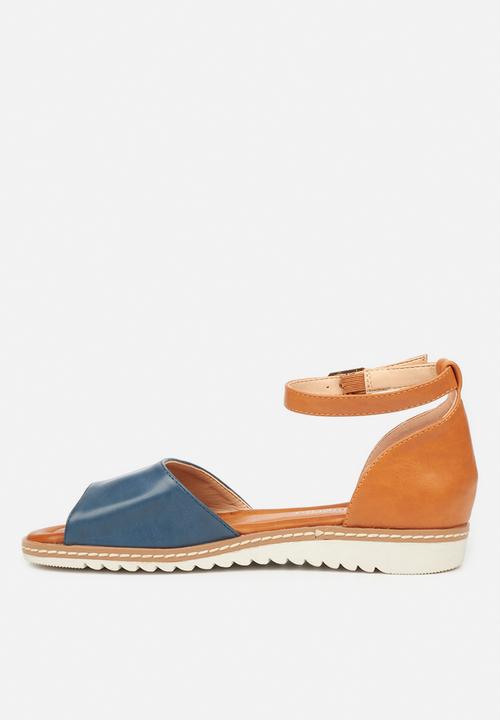 Butterfly Feet - Walnut 1 sandal - navy & tan 