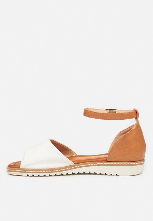 Butterfly Feet - Walnut 1 sandal - white